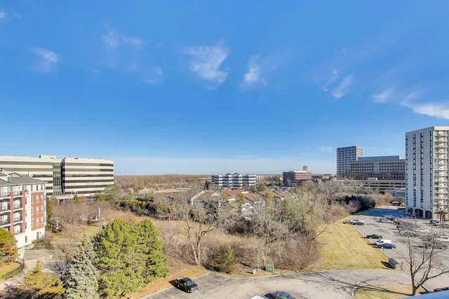 $192,900 | 20 North Tower Road, Unit 8E, Oak Brook, IL 60523