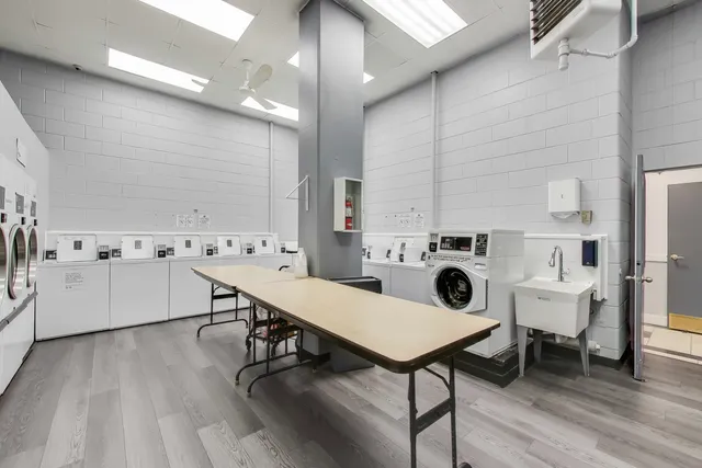 $192,900 | 20 North Tower Road, Unit 8E, Oak Brook, IL 60523