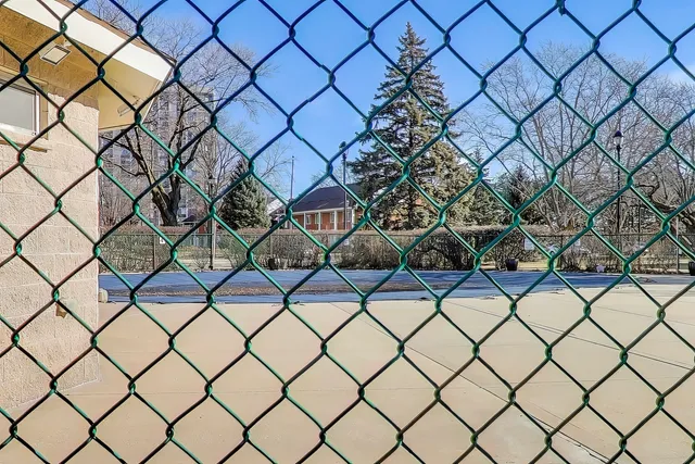 $192,900 | 20 North Tower Road, Unit 8E, Oak Brook, IL 60523