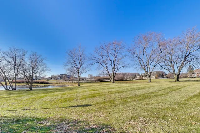 $192,900 | 20 North Tower Road, Unit 8E, Oak Brook, IL 60523