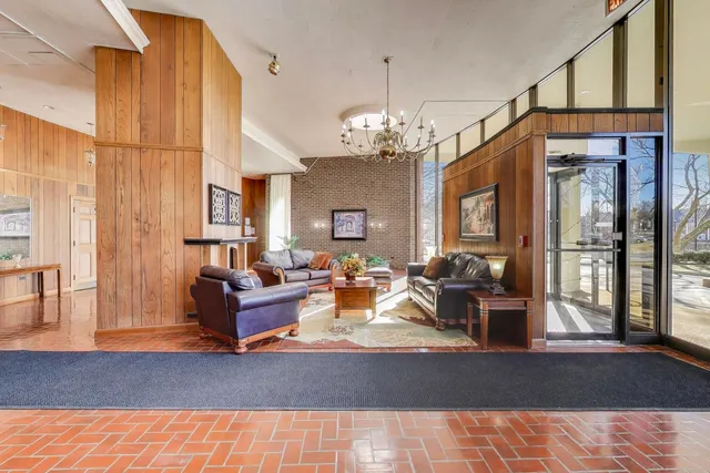 $192,900 | 20 North Tower Road, Unit 8E, Oak Brook, IL 60523