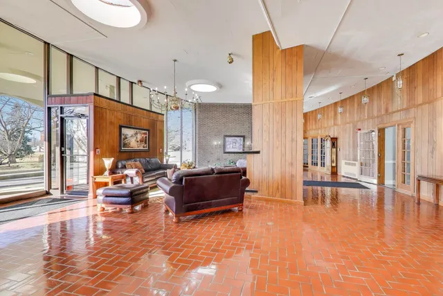 $192,900 | 20 North Tower Road, Unit 8E, Oak Brook, IL 60523