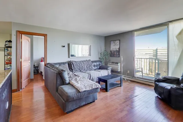 $192,900 | 20 North Tower Road, Unit 8E, Oak Brook, IL 60523