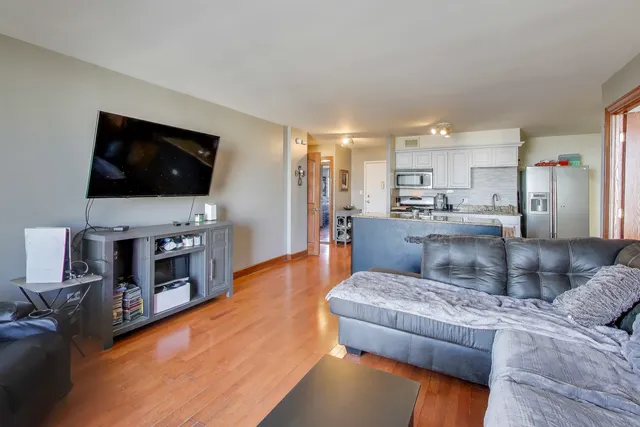 $192,900 | 20 North Tower Road, Unit 8E, Oak Brook, IL 60523