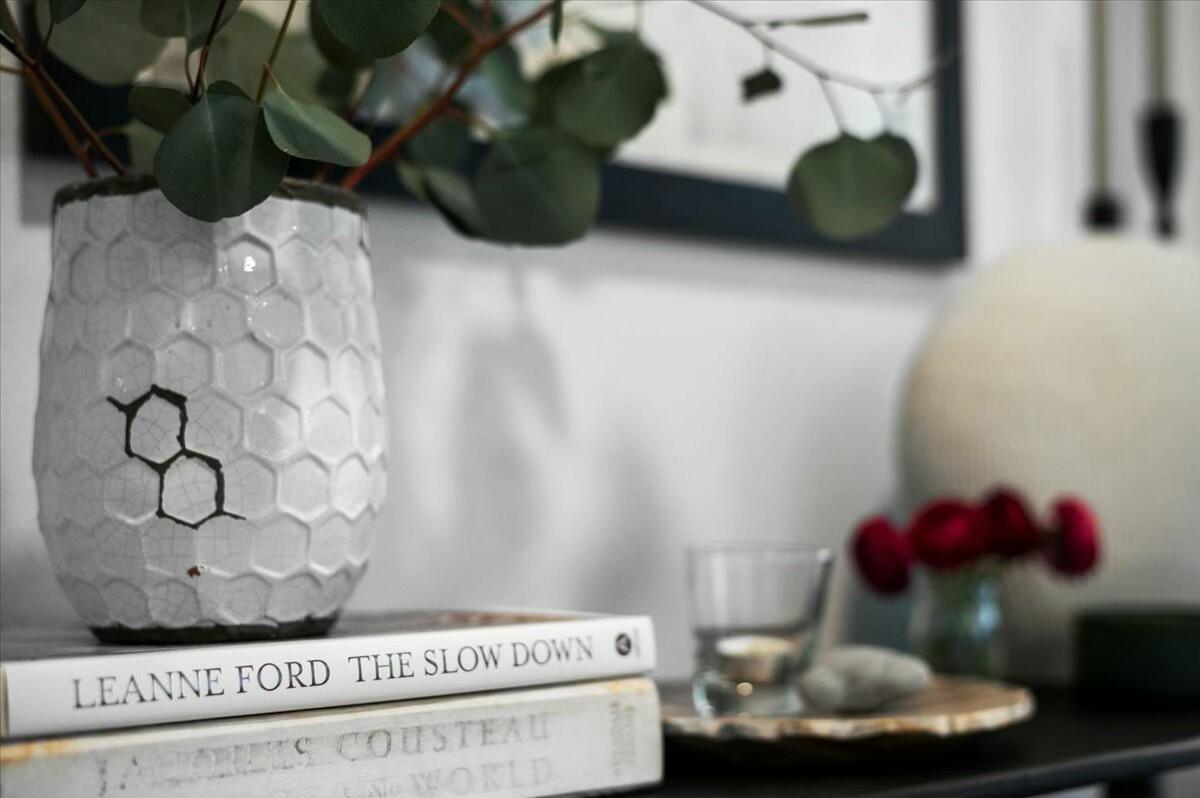 232 Cove Place Jupiter, FL 33469 - Photo 9 of 67 a vase of flowers sitting on a table