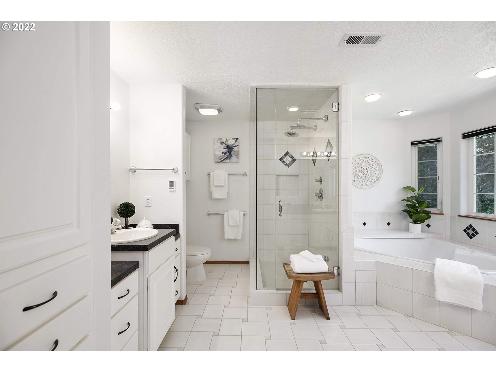 43221 Southeast Coalman Road Sandy, OR 97055 - Photo 21 of 32 a bathroom with a sink a toilet a mirror a bathtub and shower