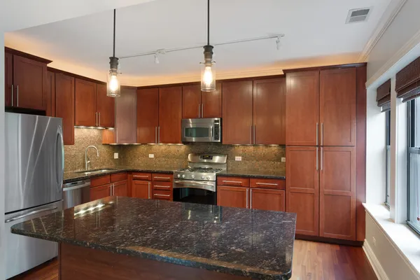 $599,000 | 3535 North Lakewood Avenue, Unit 2, Chicago, IL 60657