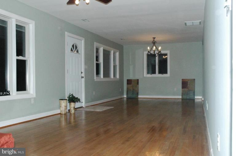 405 Holly Road Edgewater, MD 21037 - Photo 7 of 17 Living Room