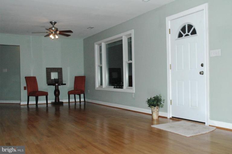 405 Holly Road Edgewater, MD 21037 - Photo 8 of 17 Living Room #2