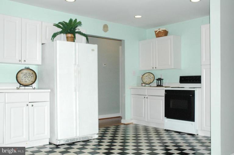 405 Holly Road Edgewater, MD 21037 - Photo 9 of 17 Kitchen