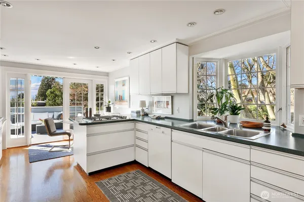 $1,950,000 | 901 11th Avenue East, Seattle, WA 98102