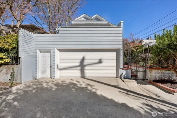 $1,950,000 | 901 11th Avenue East, Seattle, WA 98102