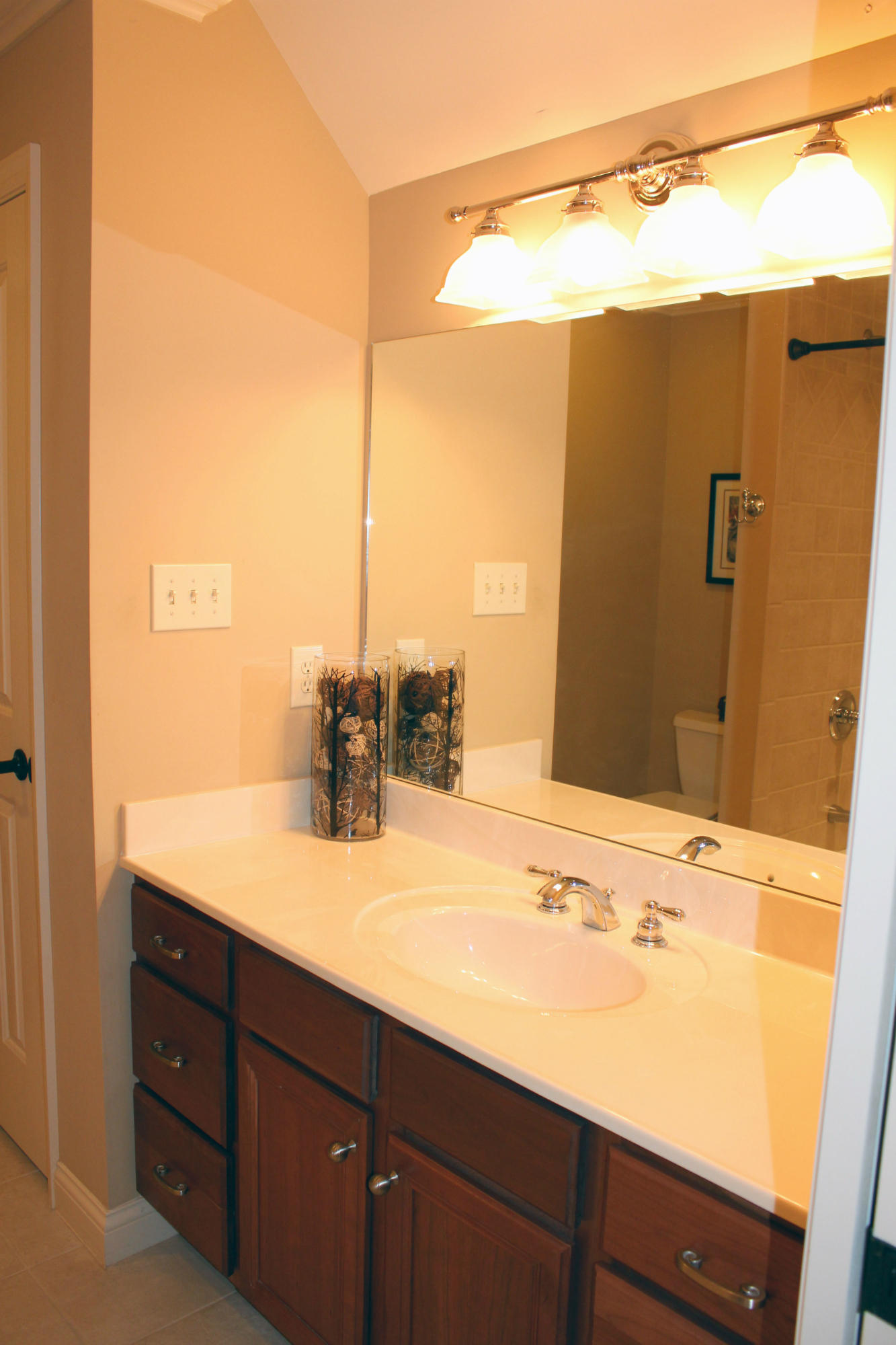 1617 Redgrave Road Knoxville, TN 37922 - Photo 27 of 39 GUEST BATH_2503