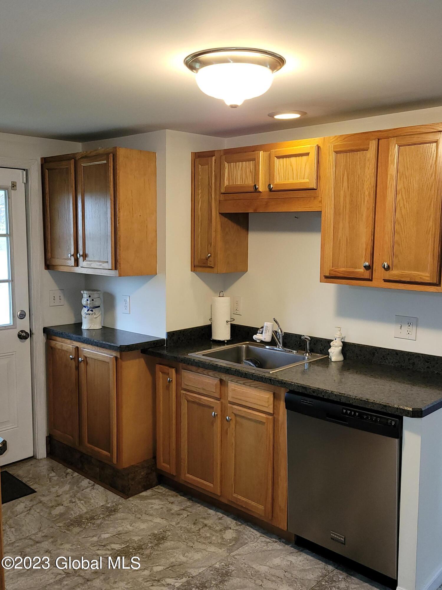 618 Boght Road Colonie, NY 12047 - Photo 6 of 15 Kitchen