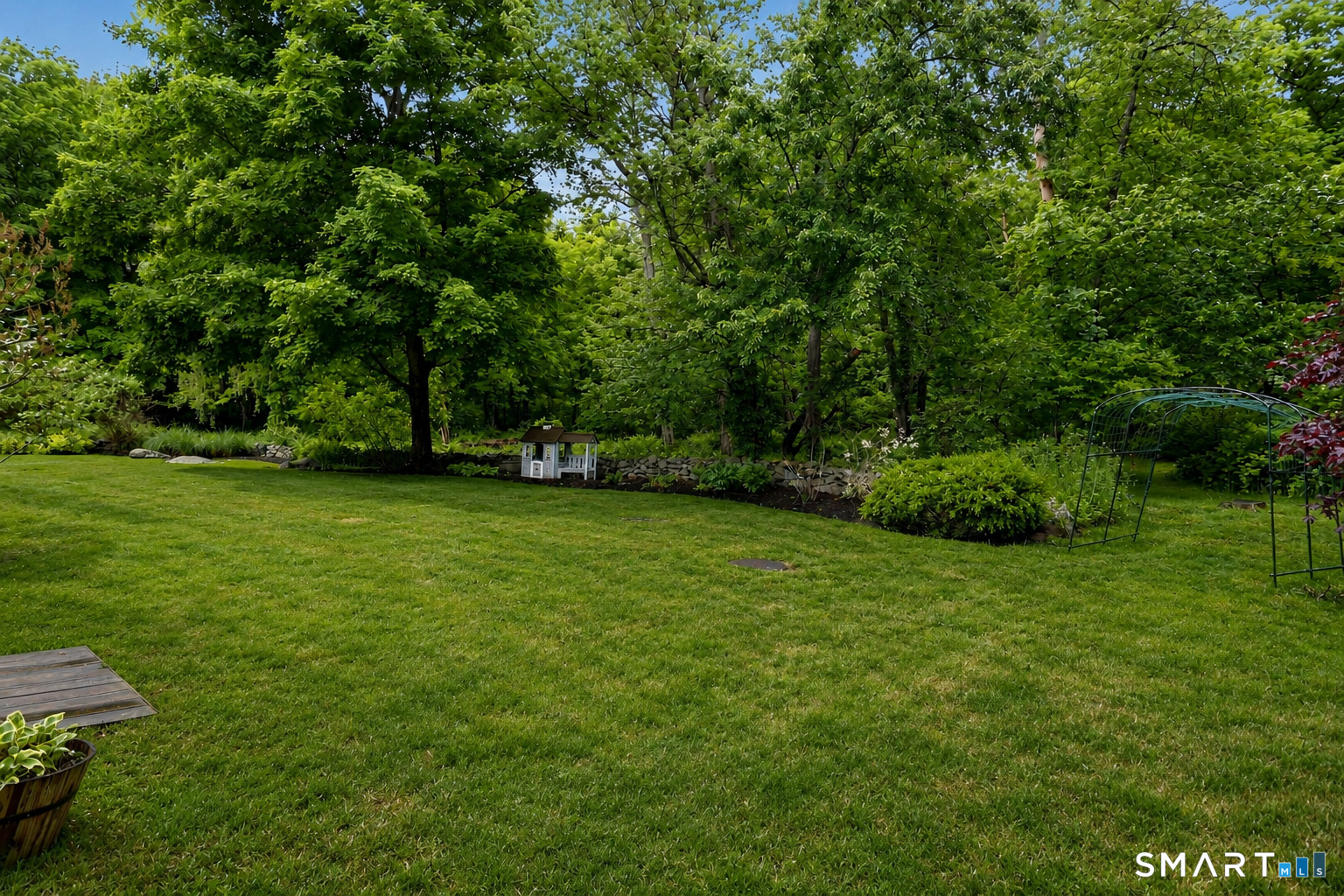 596 Silvermine Road New Canaan, CT 06840 - Photo 35 of 37 Level back yard