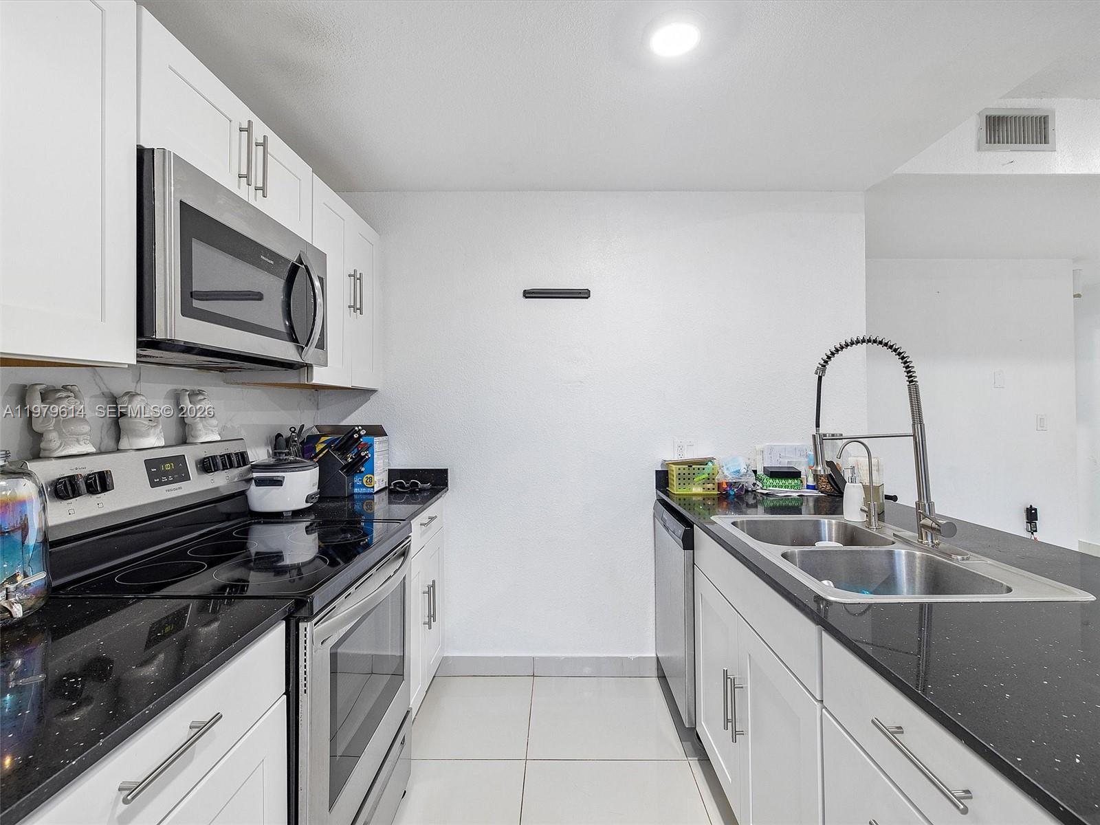 25888 Southwest 139th Path Homestead, FL 33032 - Photo 6 of 24