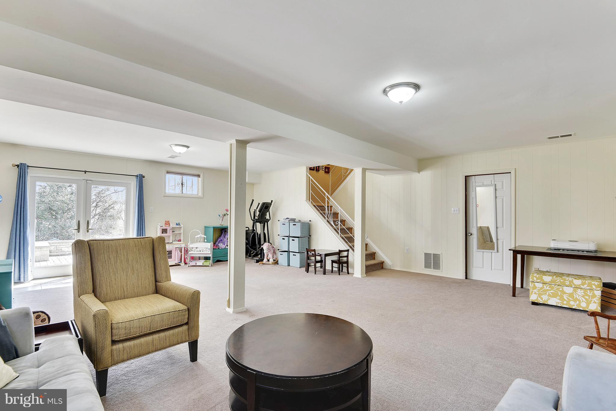 14121 Chesterfield Road Rockville, MD 20853 - Photo 21 of 30 Spacious Fam Rm, perfect for entertaining, relaxin