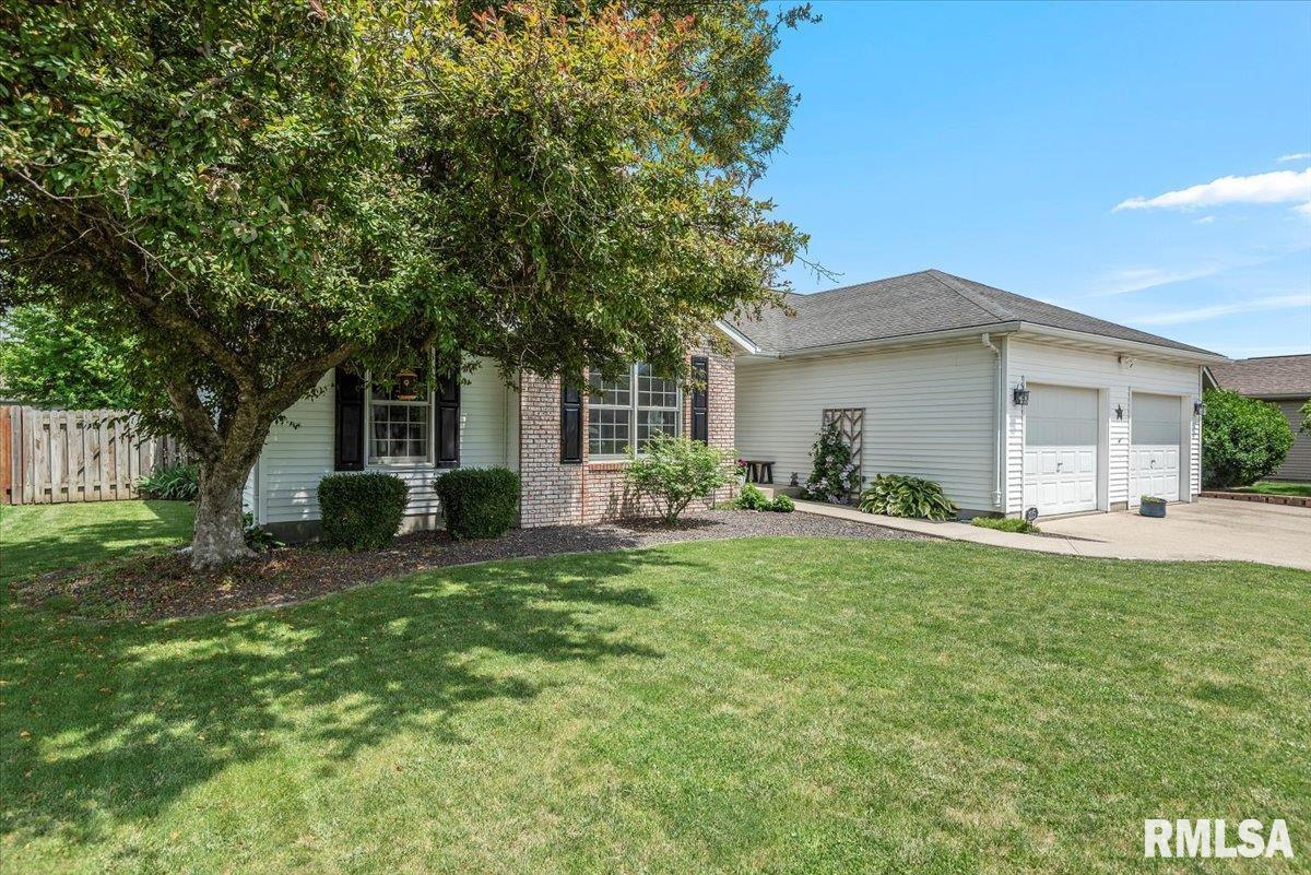 1215 Christopher Lane Springfield, IL 62712 - Photo 3 of 32