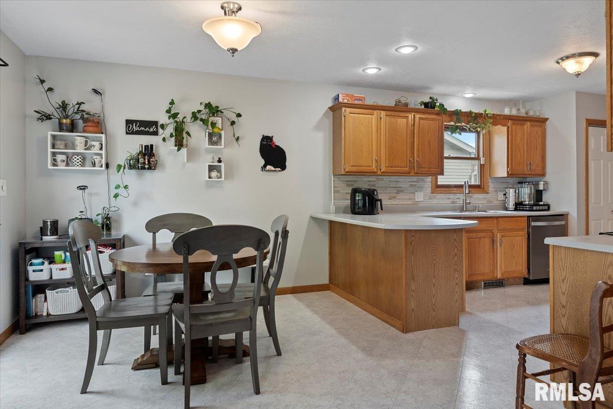 1215 Christopher Lane Springfield, IL 62712 - Photo 10 of 32