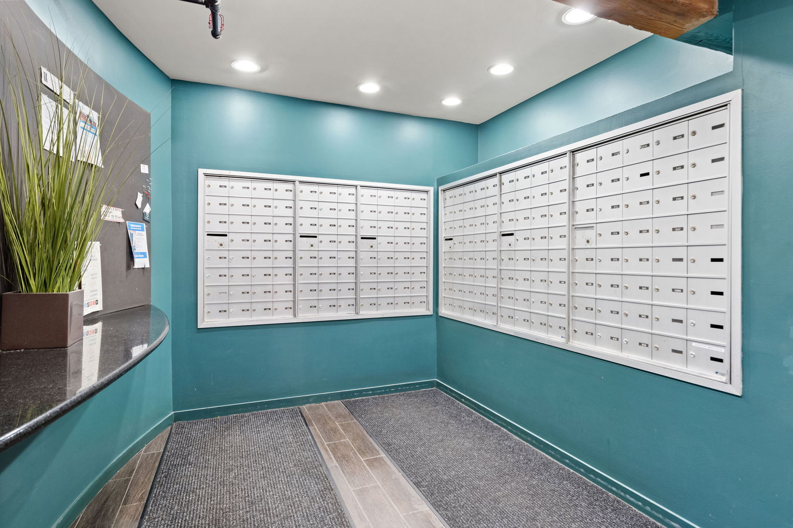 1000 West Washington Boulevard, Unit 331 Chicago, IL 60607 - Photo 3 of 5 a view of an empty room with a window