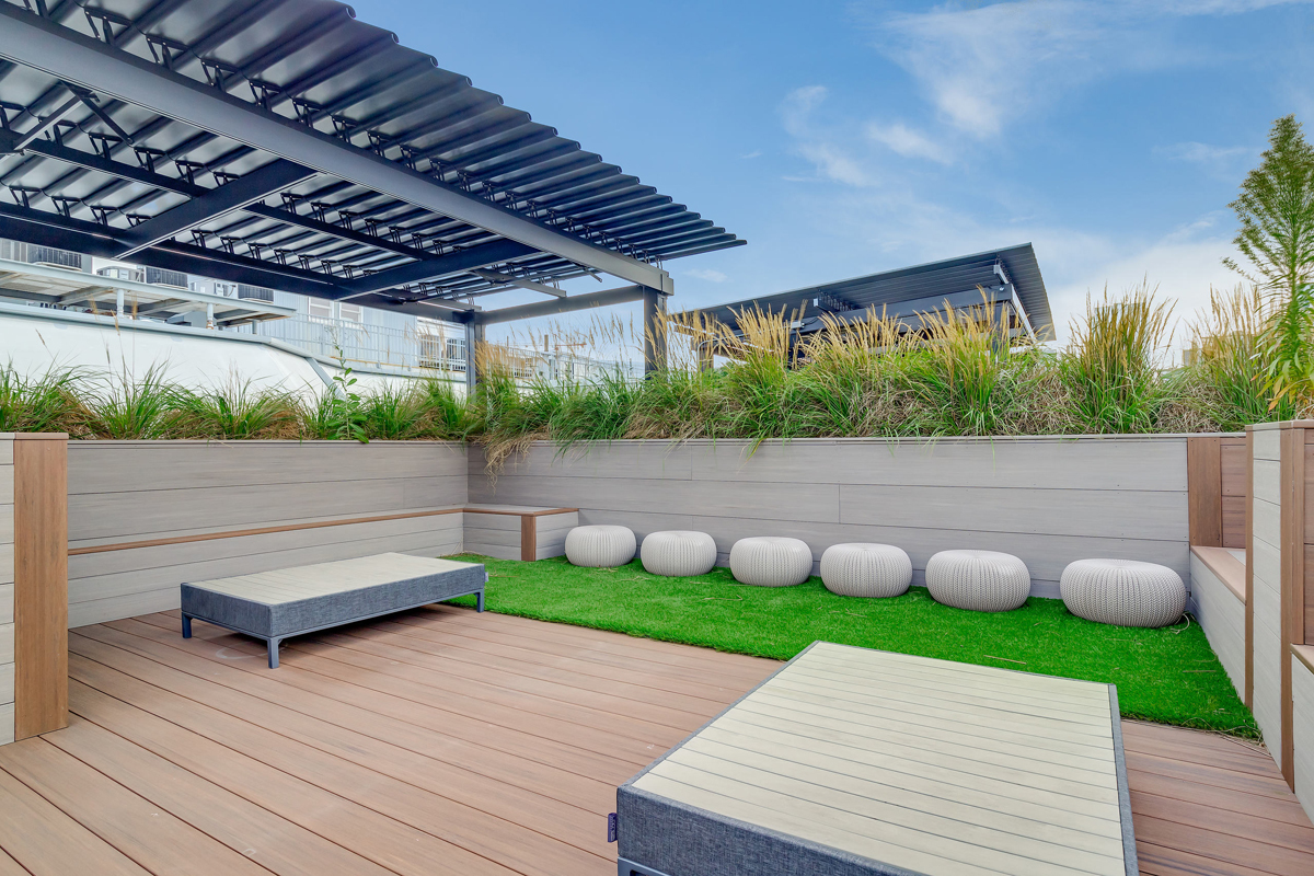 1000 West Washington Boulevard, Unit 331 Chicago, IL 60607 - Photo 4 of 5 a view of an outdoor sitting area with wooden fence