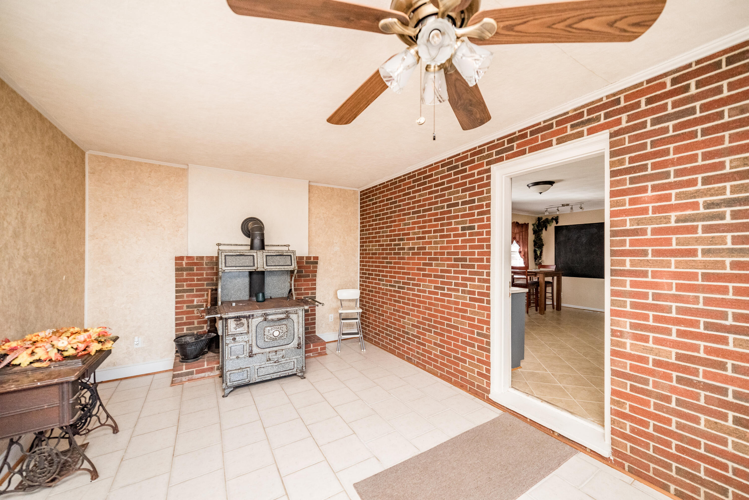 8185 Edwardsville Road Hardy, VA 24101 - Photo 5 of 40 Sunroom