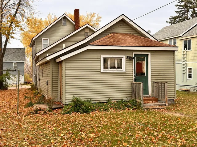 $650 | 612 St Claire Street, Ashland, WI 54806