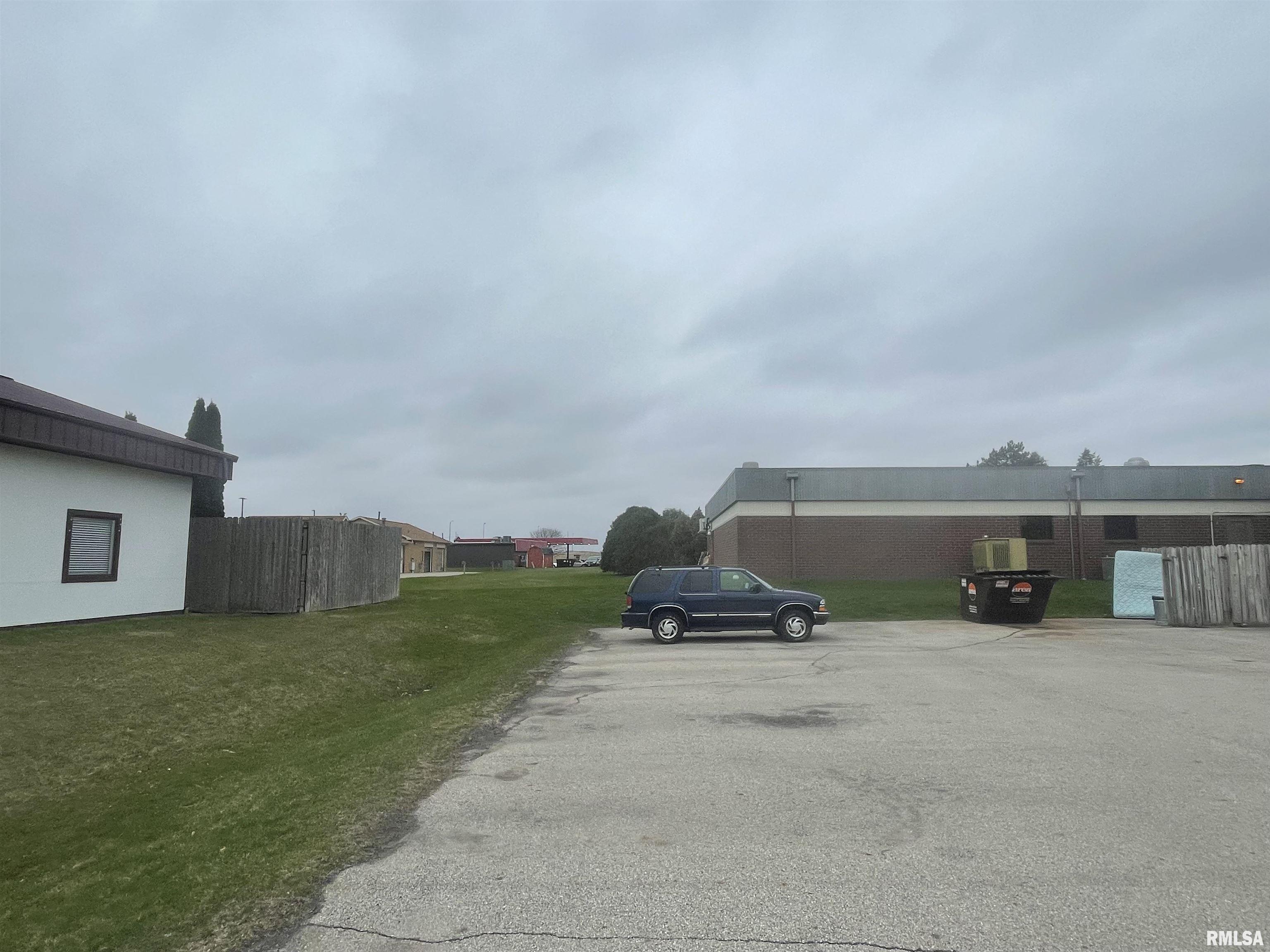 77 East Queenwood Road Morton, IL 61550 - Photo 5 of 13 Gallery Image 5