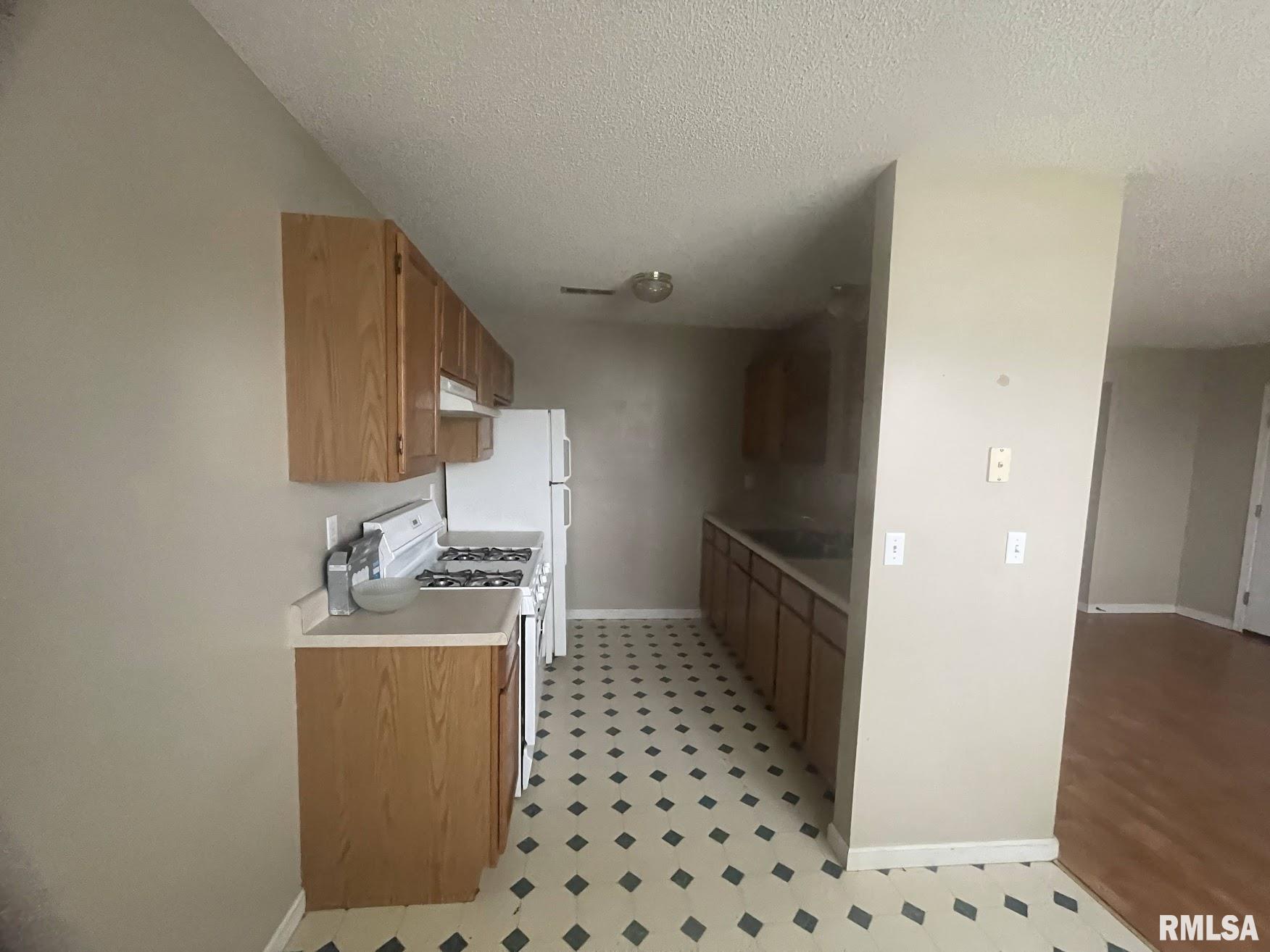 77 East Queenwood Road Morton, IL 61550 - Photo 8 of 13 Gallery Image 8