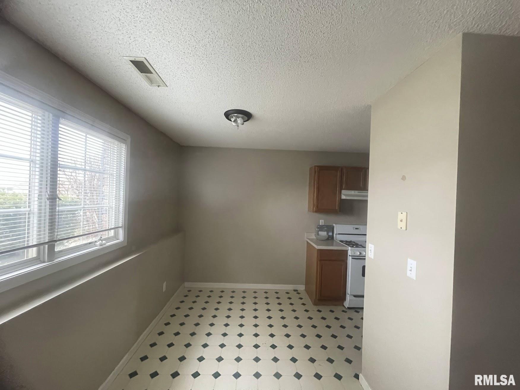 77 East Queenwood Road Morton, IL 61550 - Photo 9 of 13 Gallery Image 9