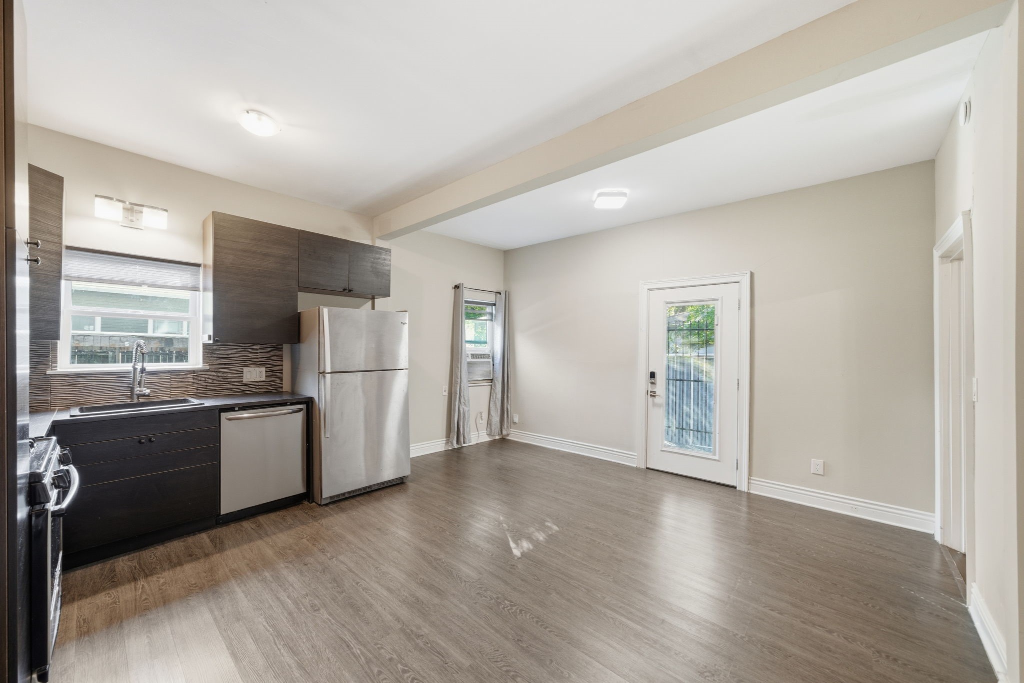 4618 McKinney Street, Unit 5 Houston, TX 77023 - Photo 3 of 10 Bright living area with natural light