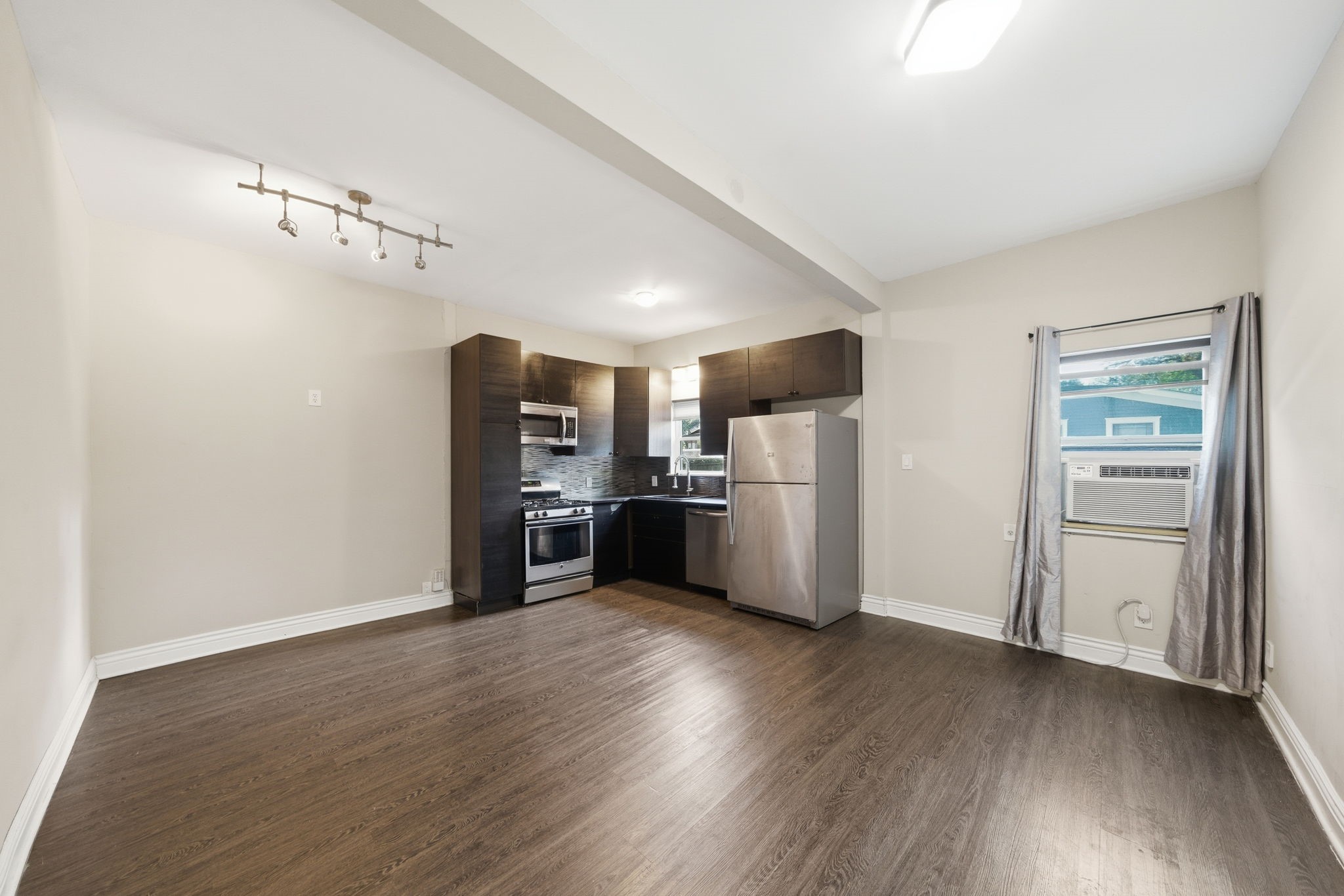 4618 McKinney Street, Unit 5 Houston, TX 77023 - Photo 8 of 10 Modern light fixtures