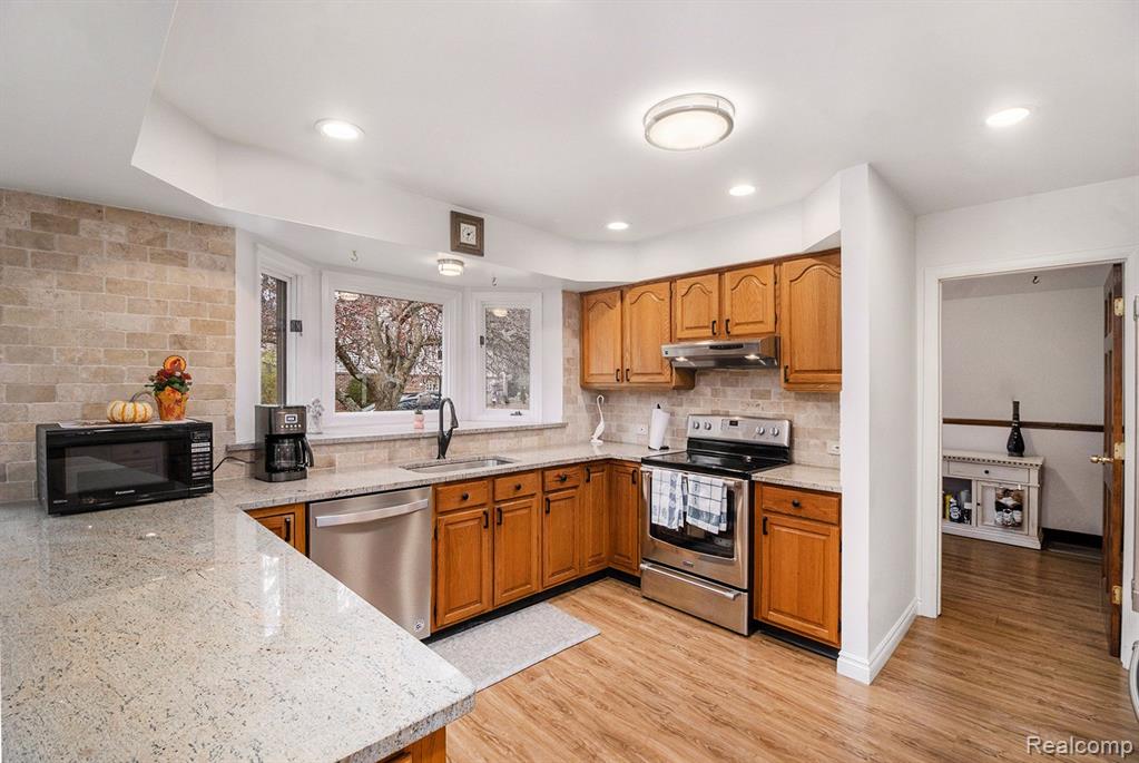 26032 Steele Road Farmington Hills, MI 48331 - Photo 8 of 38