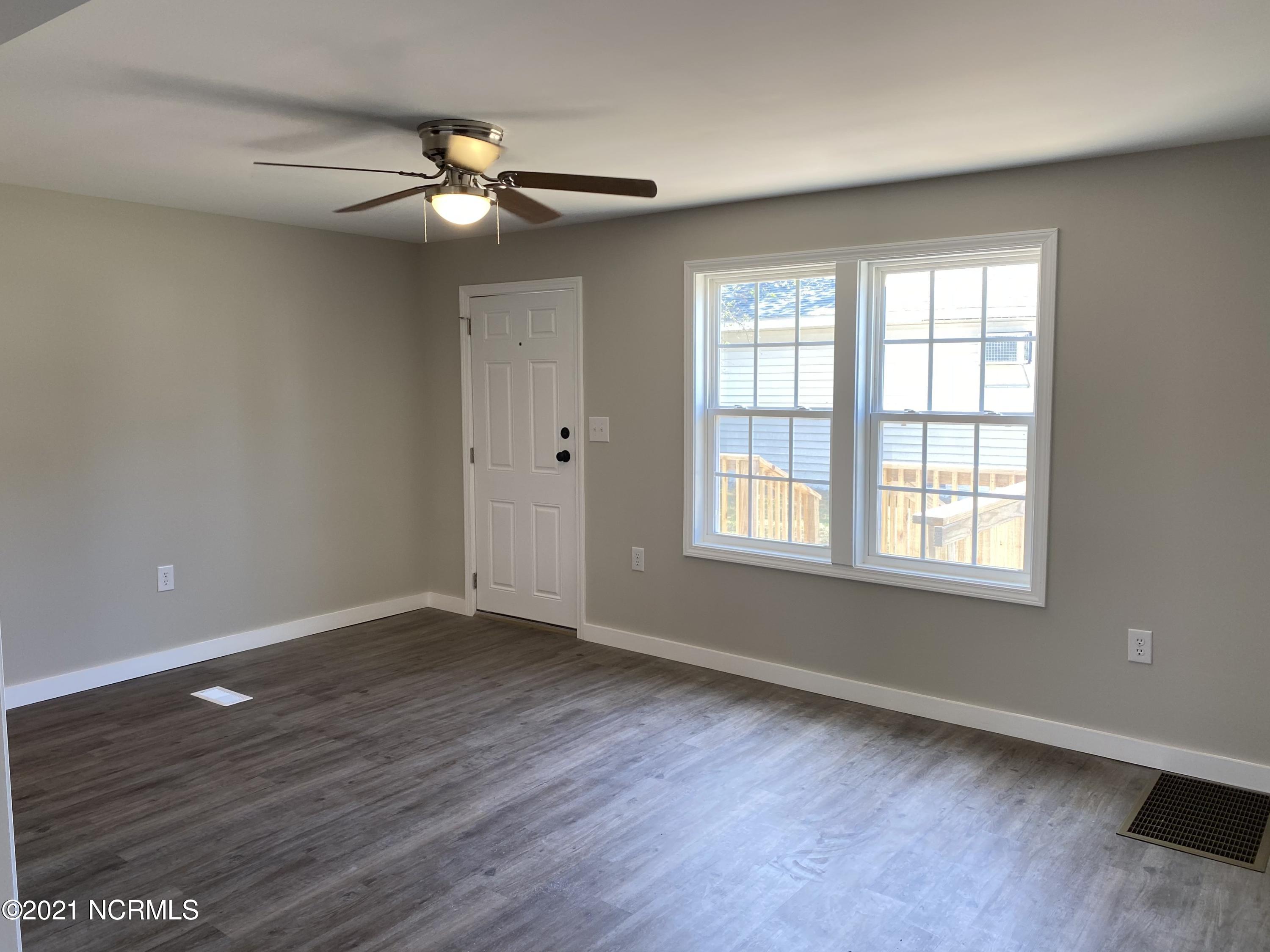 136 Fort Benjamin Road Newport, NC 28570 - Photo 9 of 18 Living