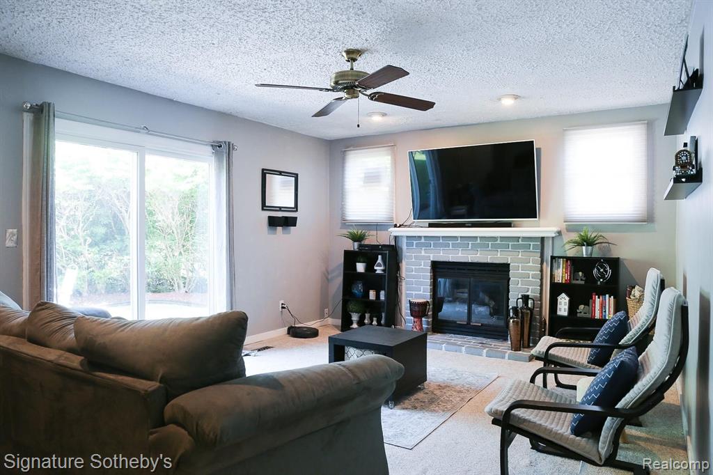 28188 Yorktown Road Farmington Hills, MI 48331 - Photo 3 of 20