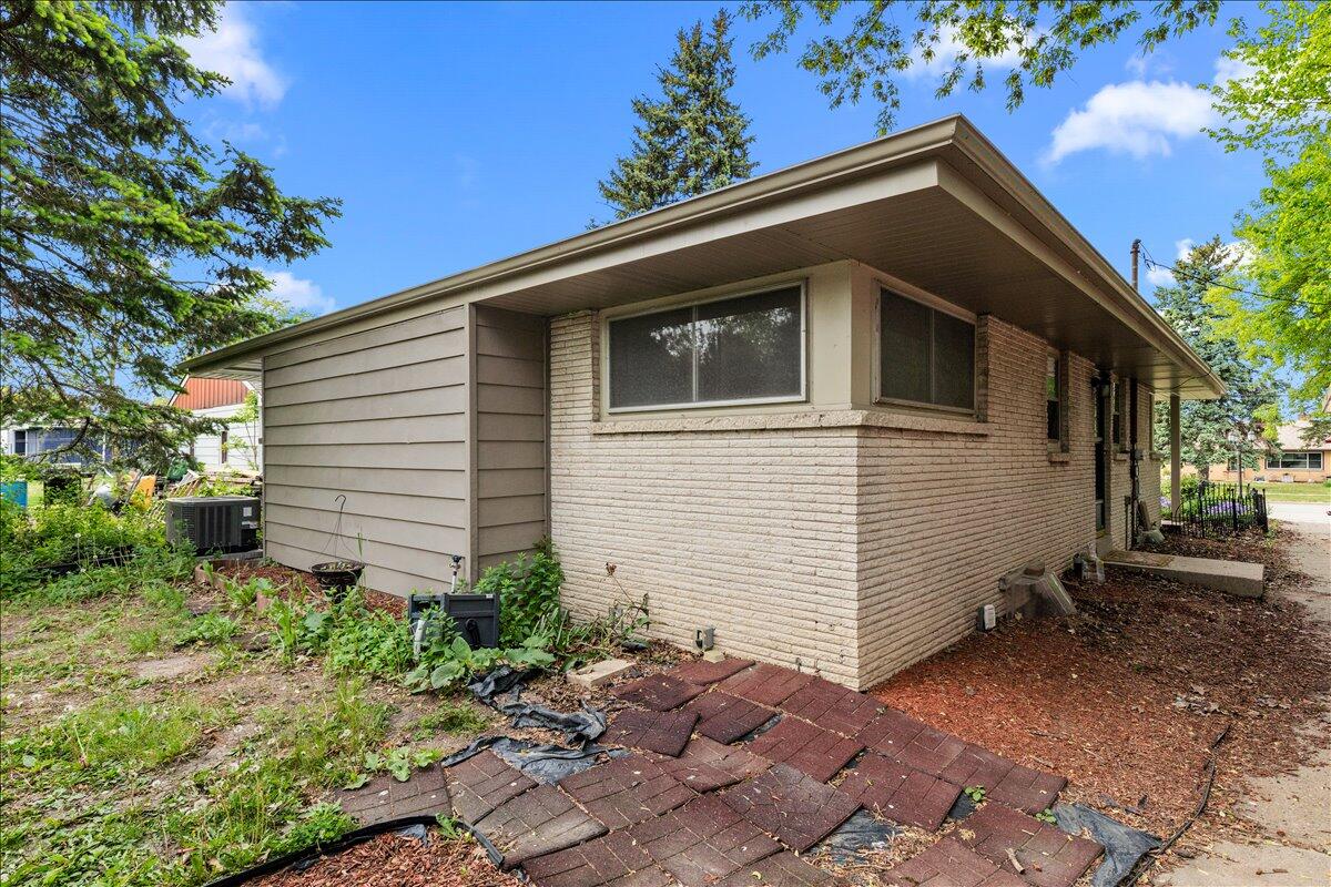 3223 West Cold Spring Road Greenfield, WI 53221 - Photo 28 of 35 31-Cold Spring-31