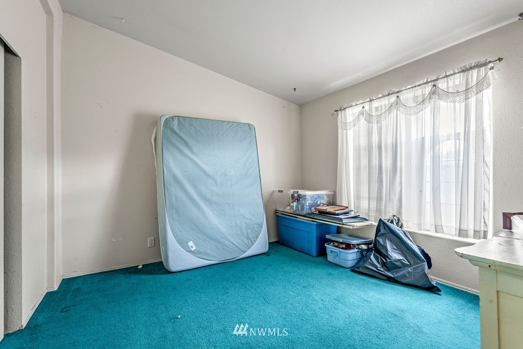 320 Sears Road Winlock, WA 98596 - Photo 17 of 26 a room with furniture and a window