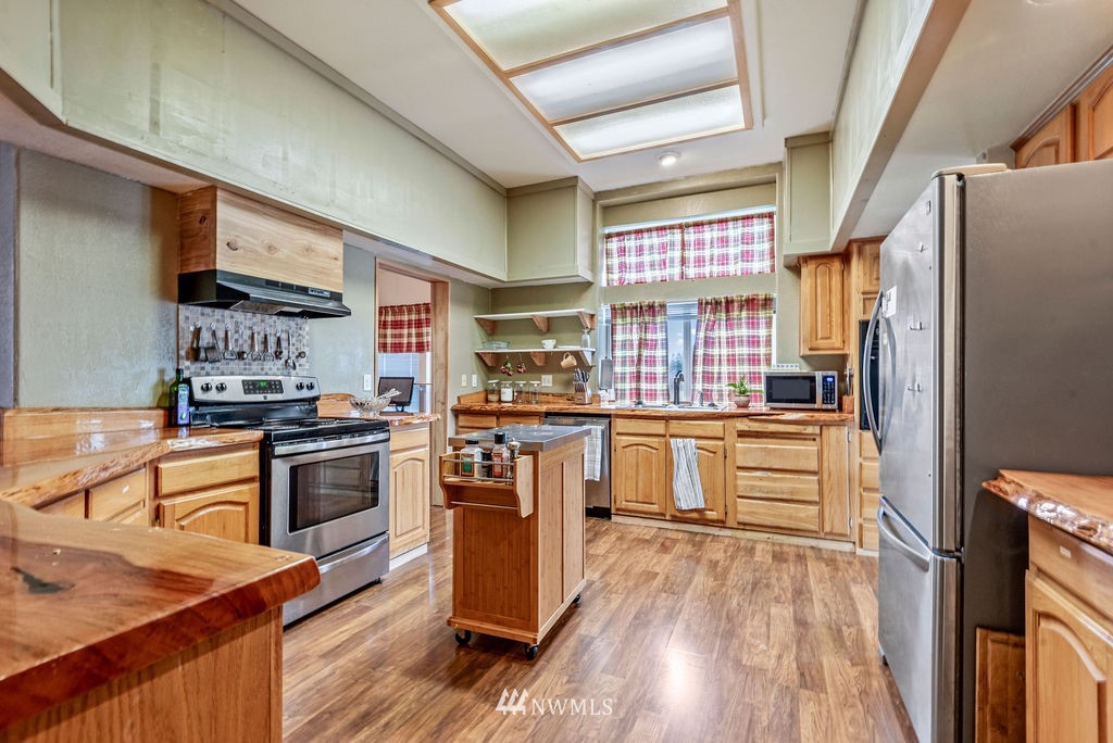 320 Sears Road Winlock, WA 98596 - Photo 9 of 26 a kitchen with stainless steel appliances granite countertop a refrigerator a stove top oven a sink and dishwasher