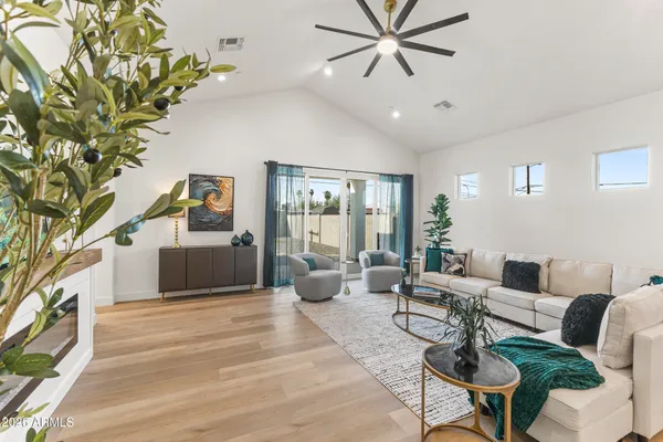 $899,000 | 2009 East Don Carlos, Tempe, AZ 85281