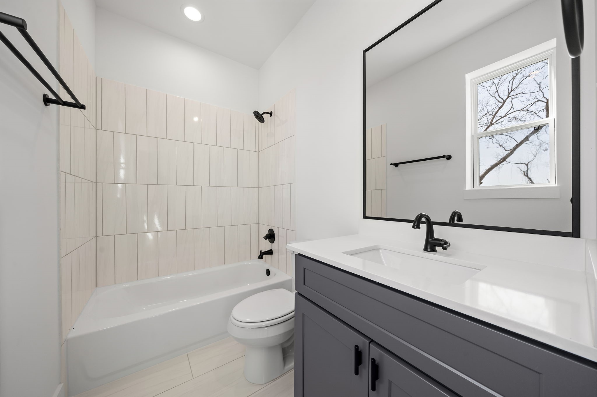 835 Elkhart Street, Unit E Houston, TX 77091 - Photo 30 of 34 3rd Floor Bathroom
