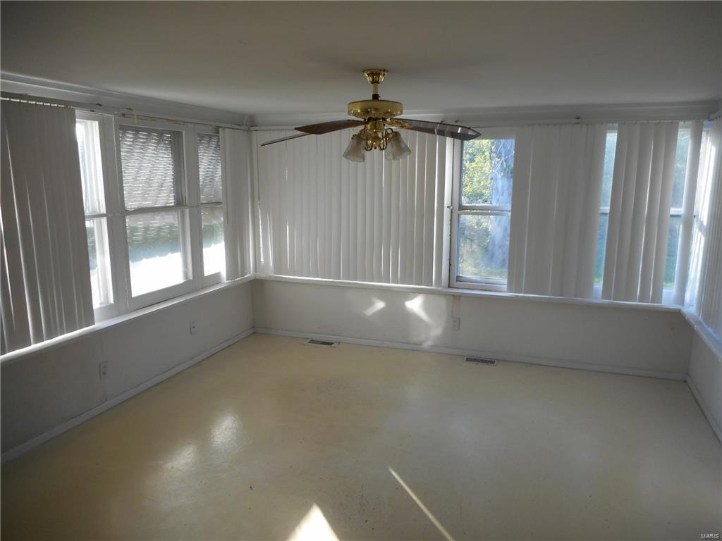 201 Cameron Road St. Louis, MO 63137 - Photo 3 of 16