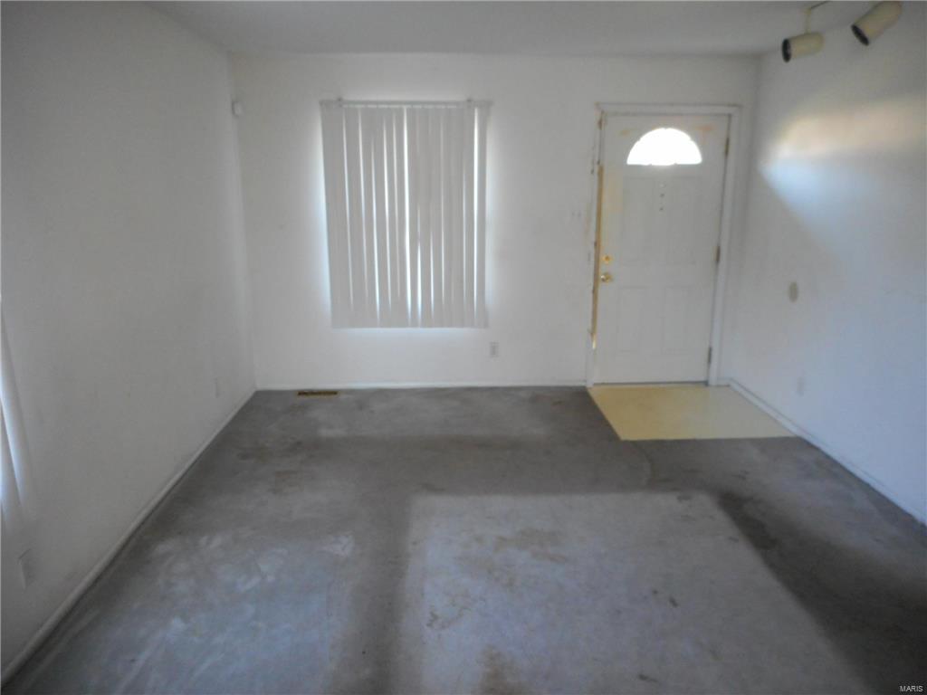 201 Cameron Road St. Louis, MO 63137 - Photo 4 of 16