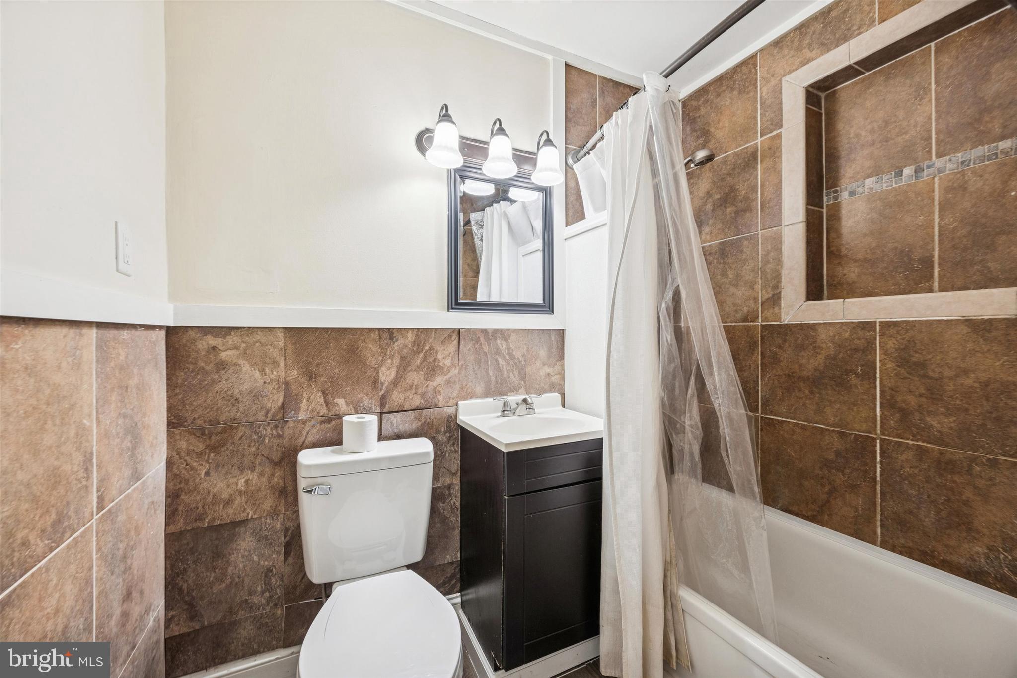 403 Denver Court Wallingford, PA 19086 - Photo 11 of 13 a bathroom with a toilet a sink and bathtub