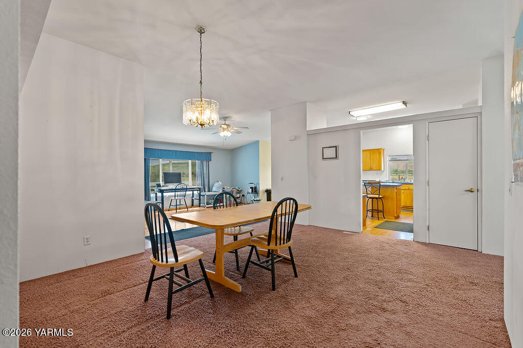 1550 Gibson Road Selah, WA 98942 - Photo 14 of 33 a dining room with furniture and window