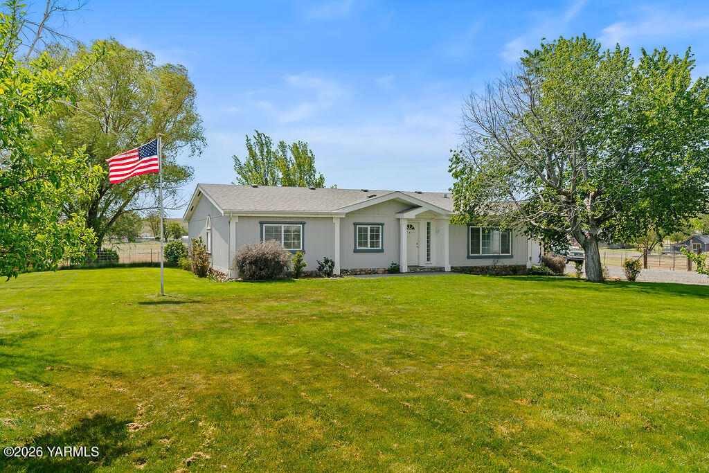 1550 Gibson Road Selah, WA 98942 - Photo 2 of 33 a front view of a house with a garden