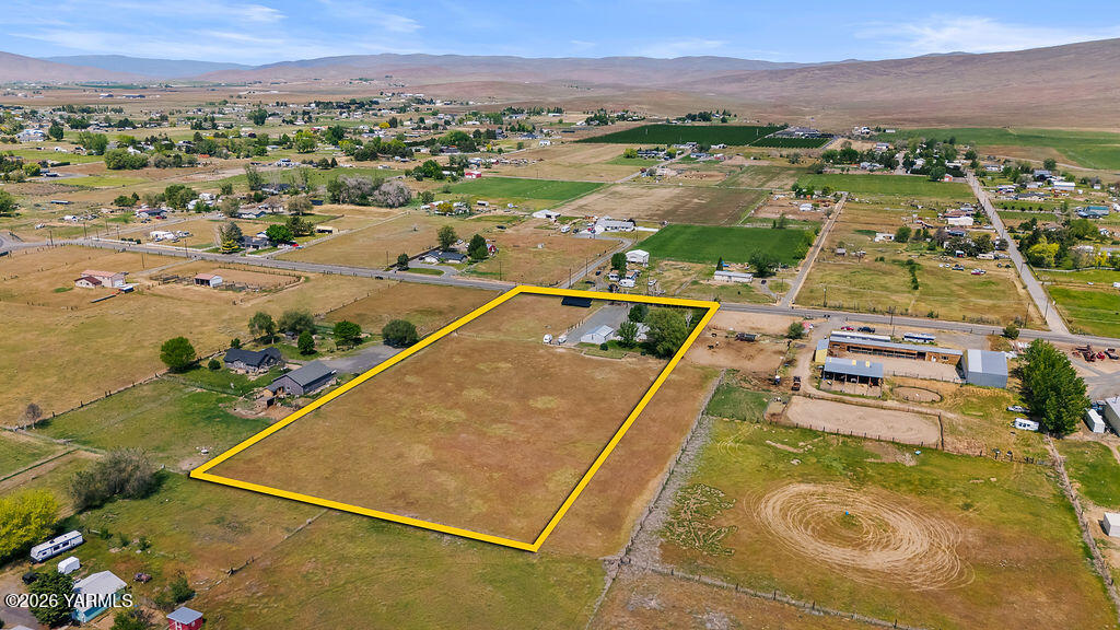 1550 Gibson Road Selah, WA 98942 - Photo 31 of 33 an aerial view of residential houses with outdoor space