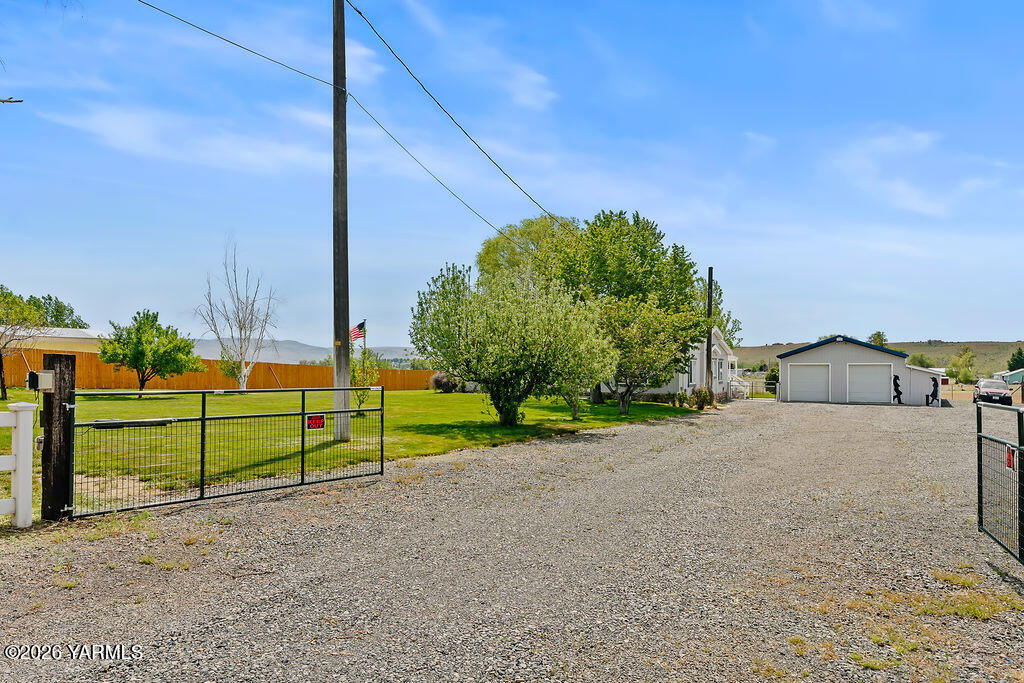1550 Gibson Road Selah, WA 98942 - Photo 4 of 33
