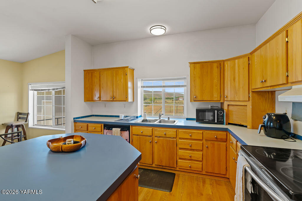 1550 Gibson Road Selah, WA 98942 - Photo 10 of 33 a kitchen that has a stove and a table
