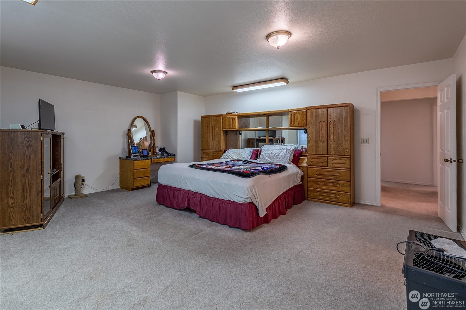 1659 West Gillis Road Othello, WA 99344 - Photo 16 of 36 a bedroom with a bed and a tv
