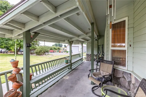 a view of a house with backyard